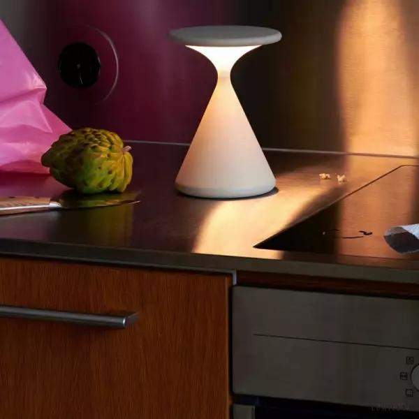 Lampka stołowa Salt i Pepper w kształcie klepsydry z funkcją dotykową