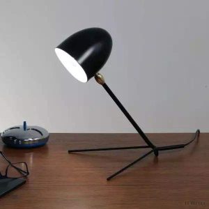 Czarna lampa stołowa tripod metalowa na trójnogu, widok z przodu przy wyłączonym świetle