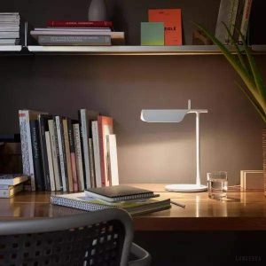 Lampa biurkowa Tab w nowoczesnym stylu, regulowany klosz ustawiony pod kątem