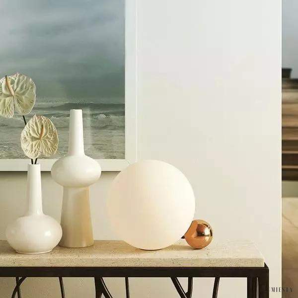 Lampa stołowa w kształcie kuli z opalowego szkła i aluminium