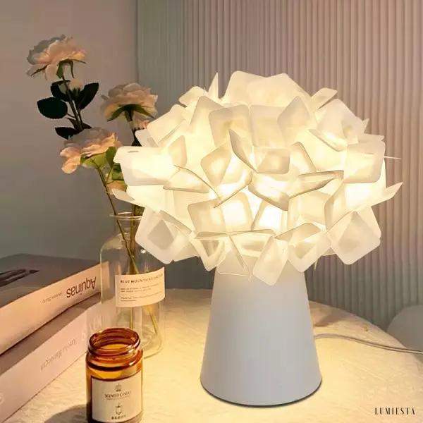 Lampa stołowa Slamp Clizia w kształcie kwiatów biała