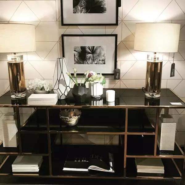 Lampa stołowa Parker w stylu nowoczesnym z białym kloszem