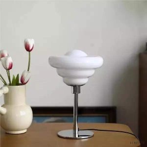 Lampa stołowa w stylu nordyckim z szklanym kloszem