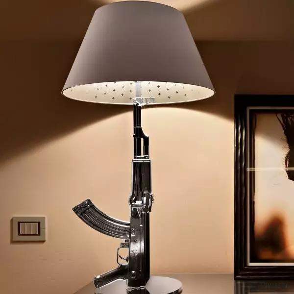 Lampa biurkowa w kształcie pistoletu złota - ujęcie podkreślające formę uchwytu