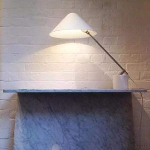 Lampka biurkowa Swing - widok z przodu z wyraźnym, minimalistycznym wykończeniem