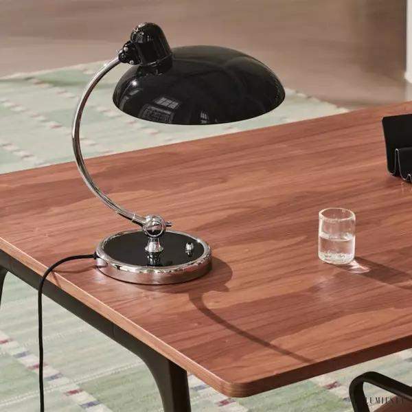 Lampa biurkowa Kaiser Idell 6631 w stylu Bauhaus, regulowany klosz i smukła podstawa