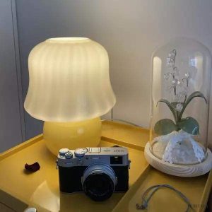 Lampa stołowa musztardowa z ręcznie formowanego szkła