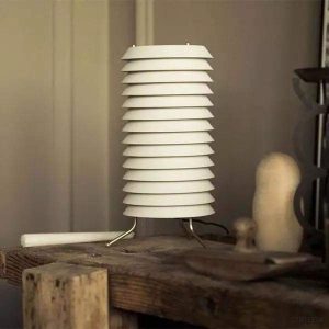 Lampa stołowa Maija z metalowymi dyskami w stylu skandynawskim