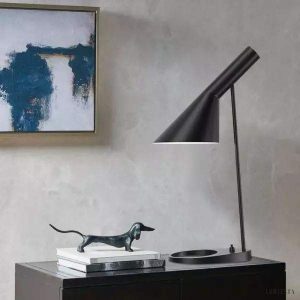 Asymetryczna metalowa lampa stołowa biała do nowoczesnego wnętrza