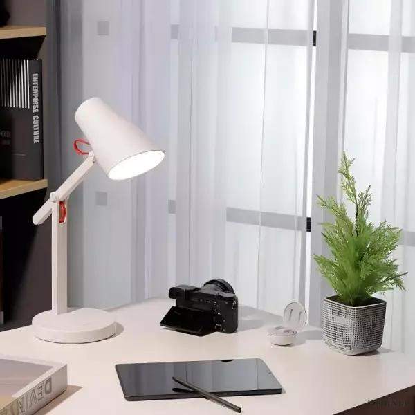 Biała metalowa lampa biurkowa LED z regulowanym ramieniem - widok z góry