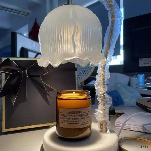 Lampa stołowa z marmuru i szkła - ujęcie z boku z widoczną smukłą podstawą i kopułą klosza