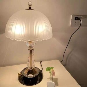 Lampa stołowa z białym kloszem muszelkowym i złotą podstawą - nowoczesna lampa stołowa