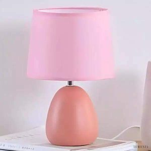 Lampa stołowa ceramiczna kolorowa nowoczesna — różowa baza z jasnym abażurem na białym tle