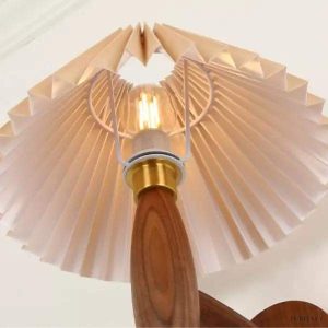 Lampa ścienna z drewna z kloszem z tkaniny kremowa