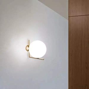 Lampa ścienna IC Lights z okrągłym kloszem w eleganckim stylu