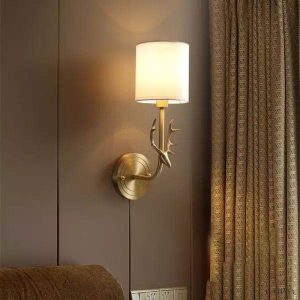 Lampka ścienna w kształcie głowy jelenia z mosiądzu