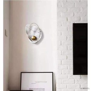 Lampka ścienna Pearl z mosiężnym akcentem - widok pod lekkim kątem