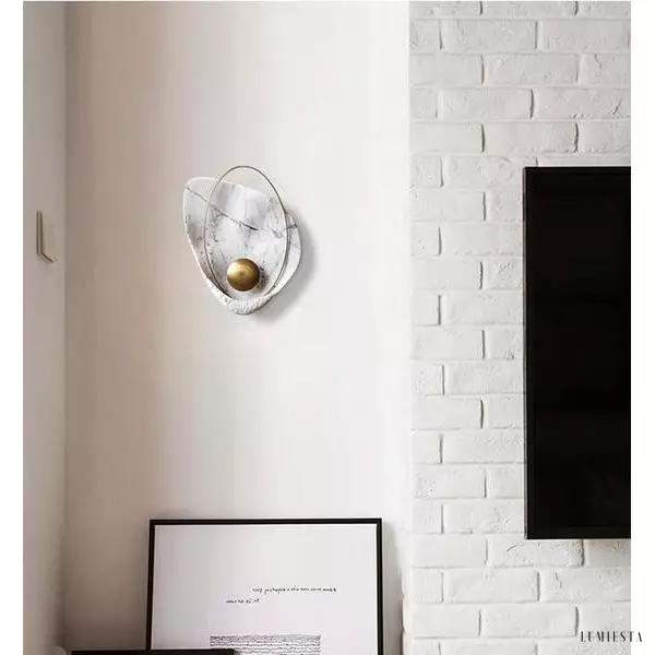 Lampka ścienna Pearl z mosiężnym akcentem - widok pod lekkim kątem