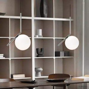 Lampa wisząca IC Lights z szklaną kulą w eleganckim stylu