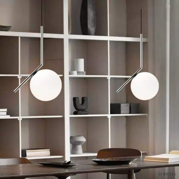 Lampa wisząca IC Lights z szklaną kulą w eleganckim stylu