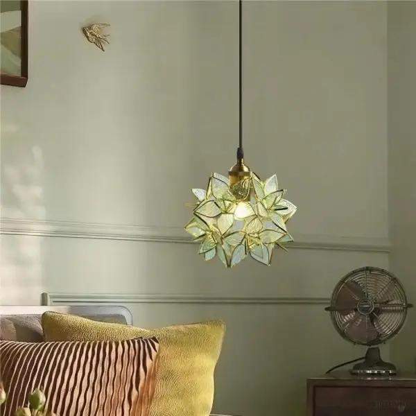 Lampa wisząca ze szkła kwiatowego w stylu dekoracyjnym