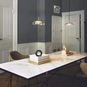 Lampa wisząca Plum szklana z modułem LED, widok od dołu na rozproszone światło