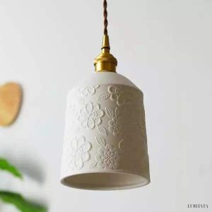 Ceramiczna lampa wisząca z kwiatowym wzorem, detal ceramicznego klosza