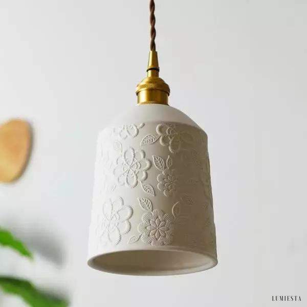 Ceramiczna lampa wisząca z kwiatowym wzorem, detal ceramicznego klosza