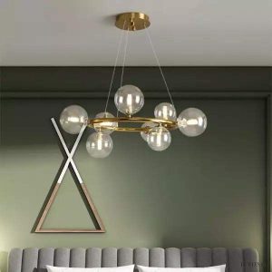 Lampa wisząca Mori z metalowymi kulkami, widok pod kątem na całą formę