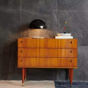 Lampa stołowa Esme minimalistyczny design z szklanym kloszem