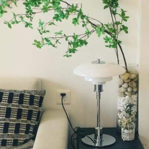 Lampa stołowa biała wielowarstwowy klosz, front z równym rozkładem światła