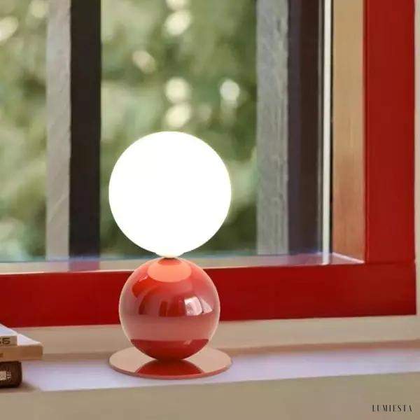 Kolorowa stołowa lampa akrylowa - zbliżenie na akrylowe wykończenie