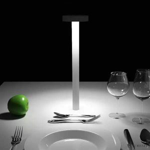 Lampka stołowa Tetatet z aluminium - detal białego wykończenia