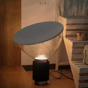 Lampa stołowa Taccia z unikalnym kształtem reflektora