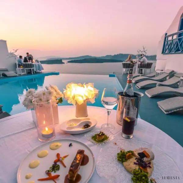 Lampa stołowa Slamp Clizia w kształcie kwiatów biała