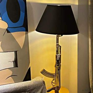 Lampa biurkowa w kształcie pistoletu, widok z boku na metalową konstrukcję