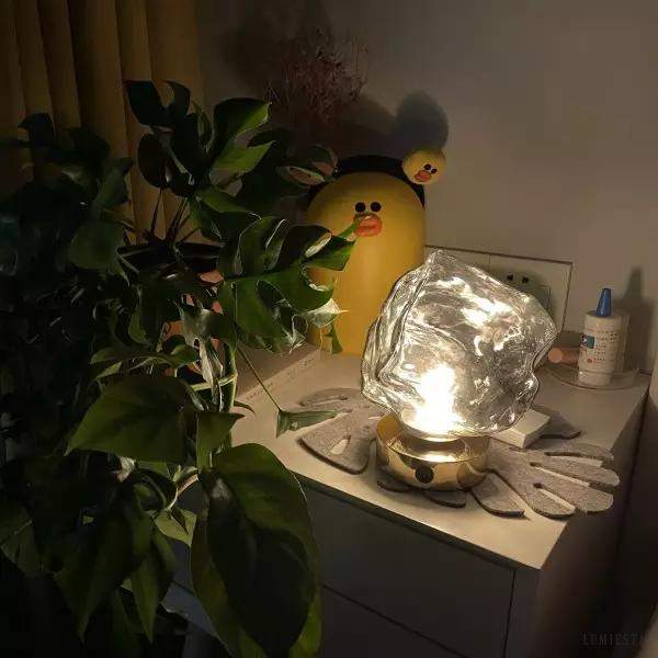 Lampa stołowa retro lava z unikalnym kloszem złotym