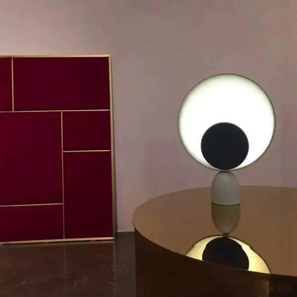 Lampka stołowa Blooper w nowoczesnym stylu minimalistycznym