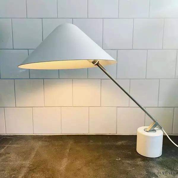 Minimalistyczna lampka biurkowa Swing - widok z boku na smukłą konstrukcję