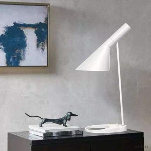 Asymetryczna metalowa lampa stołowa biała - cała bryła na neutralnym tle