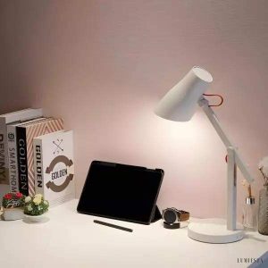 Biała metalowa lampa biurkowa LED z regulowanym ramieniem, pełny widok produktu