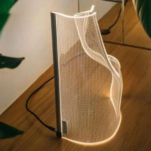 Lampa stołowa z przezroczystego tworzywa spiralna GWEILO, smukła forma w świetle