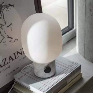 Lampa stołowa JWDA z opalowym kloszem i miękkim, równym rozproszeniem światła