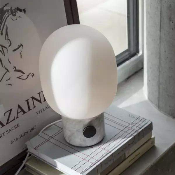 Lampa stołowa JWDA z opalowym kloszem i miękkim, równym rozproszeniem światła