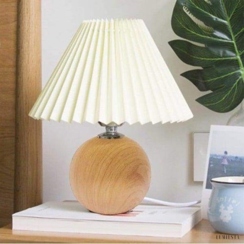 Elegancka lampka stołowa z plecionym kloszem i drewnianą podstawą