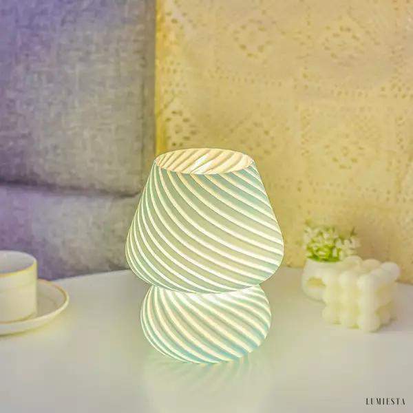 Lampa stołowa grzybek alabastrowa - ujęcie podkreślające półokrągły klosz