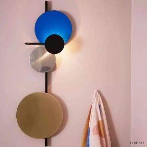 Lampka ścienna Planet minimalistyczny design z metalowymi dyskami
