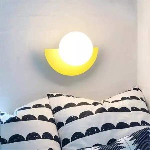 Kolorowa lampa ścienna Nordic Candy z szklanym kloszem