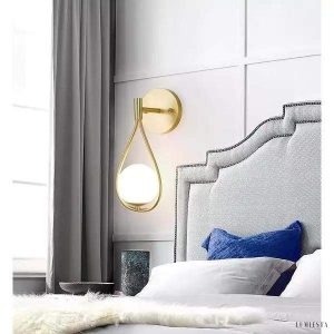 Lampa ścienna z mosiądzu w stylu vintage z opalowym kloszem