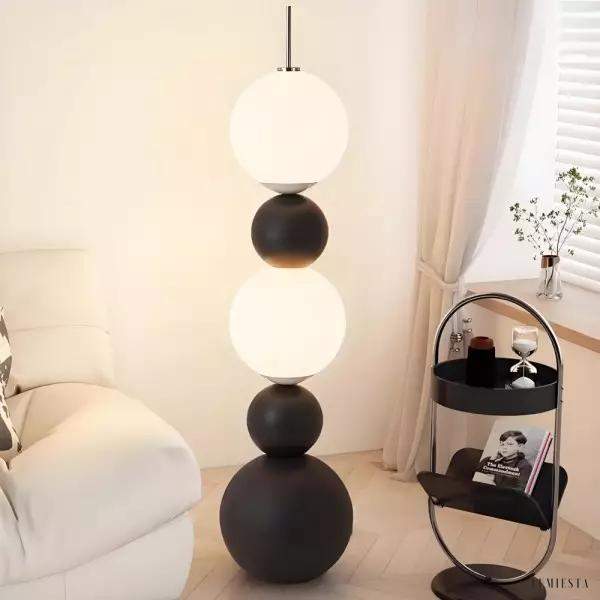 Lampa podłogowa Molecular Ball, zbliżenie na białe klosze osadzone na czarnych ramionach